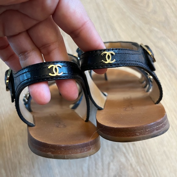 Chanel Size 39 Black Leather Gold Chain Sandals - Picture 5 of 7